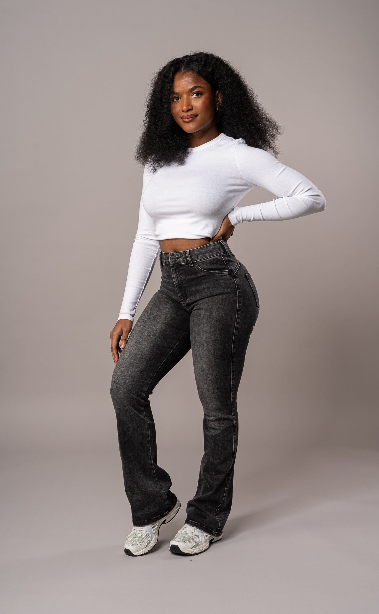 Vaqueros Acampanados Talle Alto - Negro Desgastado