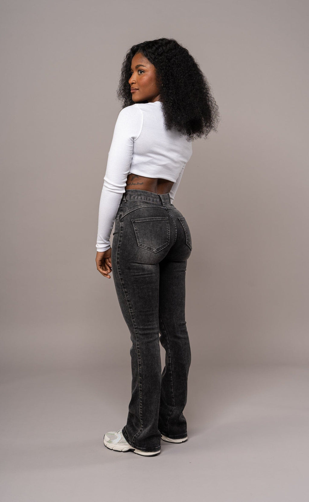 Vaqueros Acampanados Talle Alto - Negro Desgastado