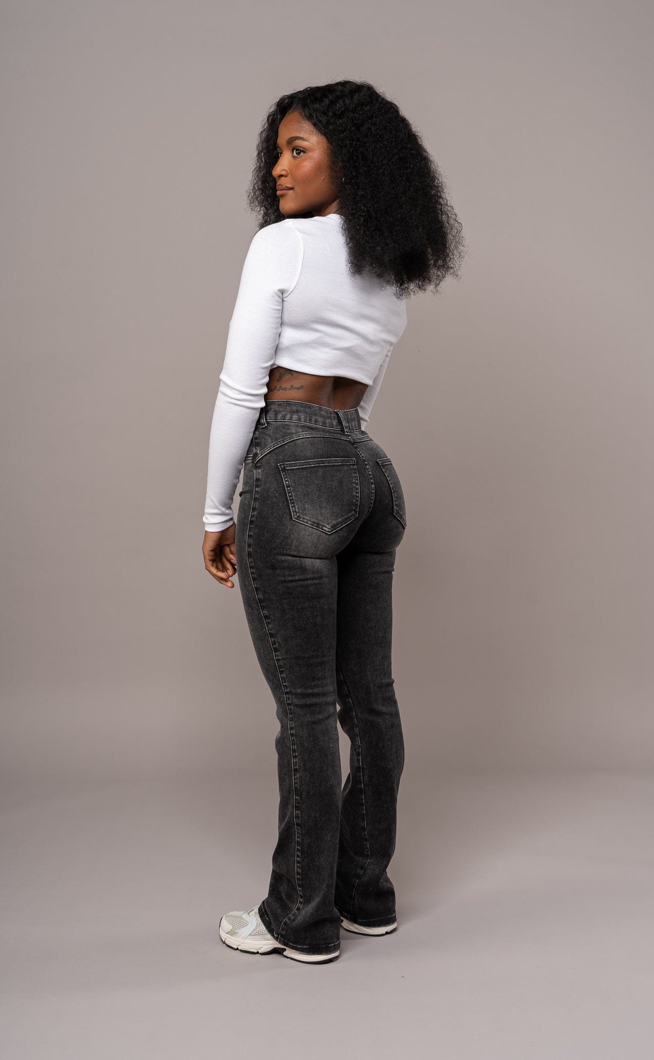 Vaqueros Acampanados Talle Alto - Negro Desgastado