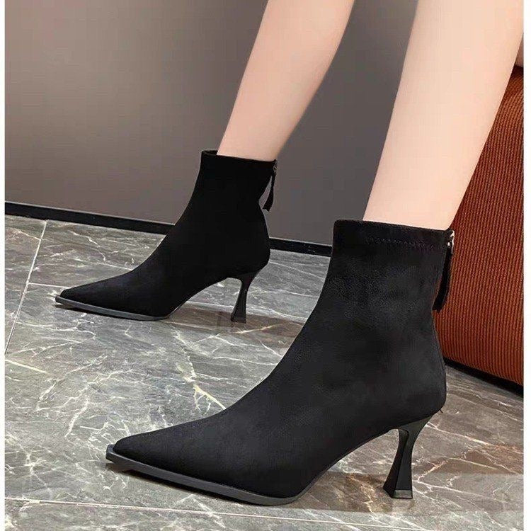 Elara | Botines elegantes de punta con tacón estilizado